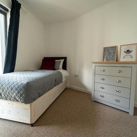 Spacious Apartment In Woking Town Centre Eksteriør billede