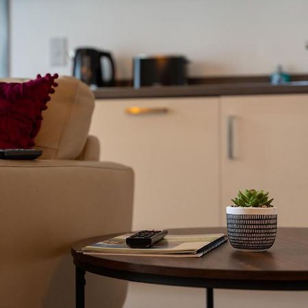 Spacious Apartment In Woking Town Centre Eksteriør billede