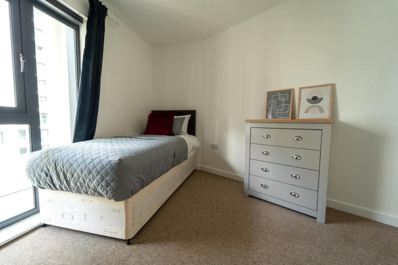 Spacious Apartment In Woking Town Centre Eksteriør billede