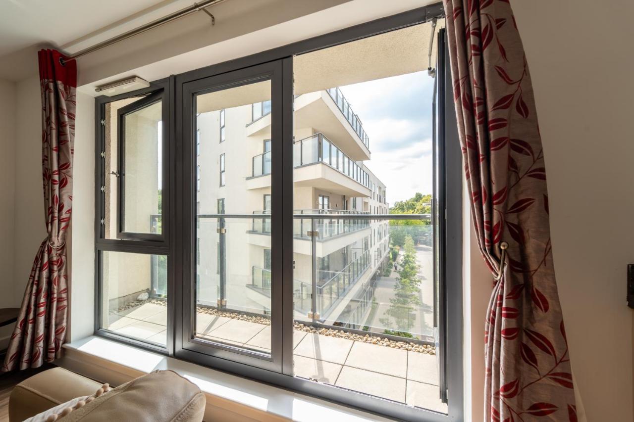 Spacious Apartment In Woking Town Centre Eksteriør billede
