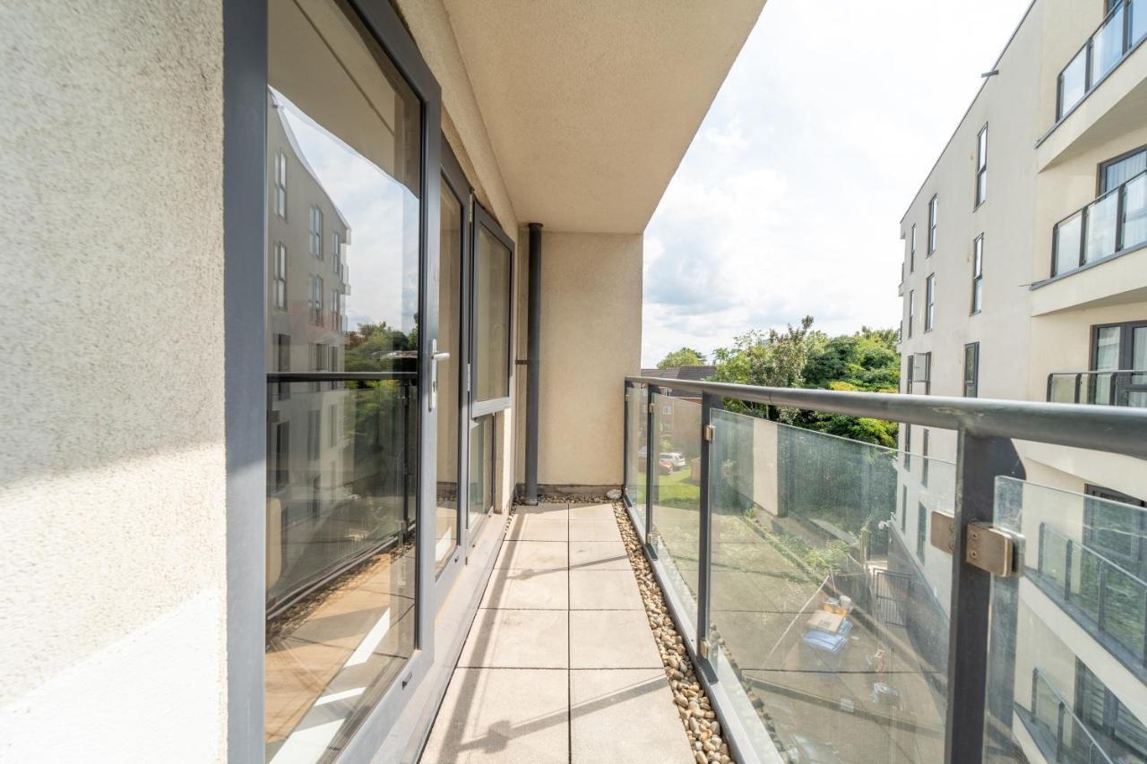 Spacious Apartment In Woking Town Centre Eksteriør billede