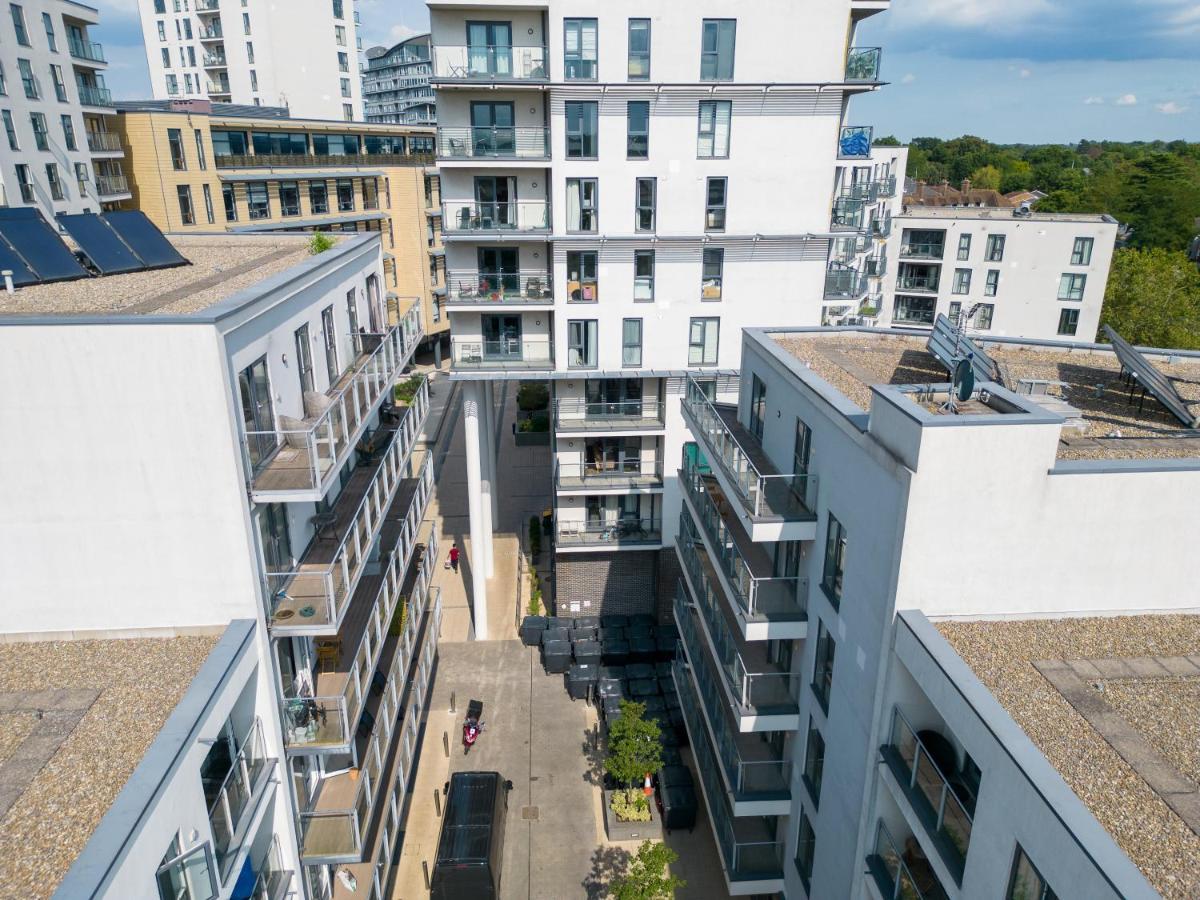 Spacious Apartment In Woking Town Centre Eksteriør billede