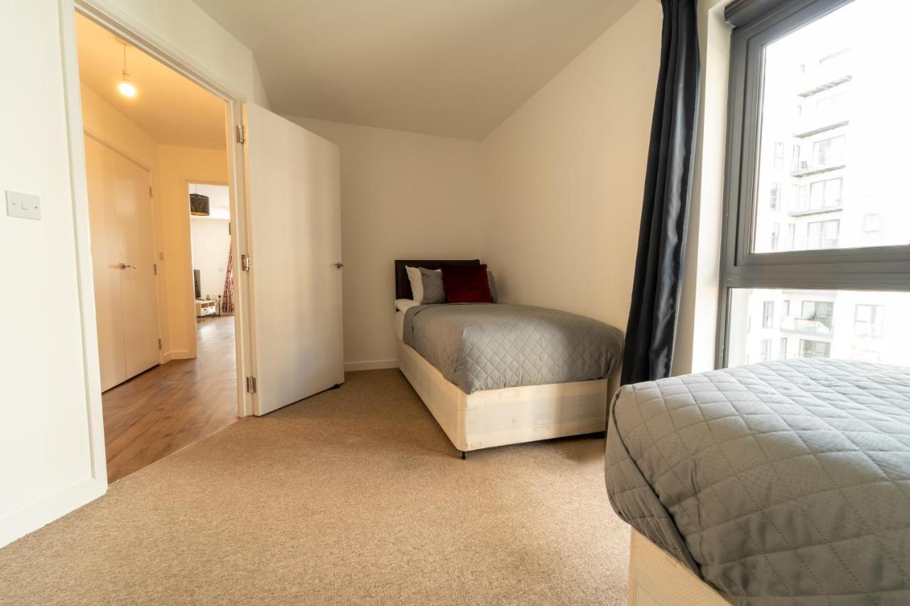 Spacious Apartment In Woking Town Centre Eksteriør billede