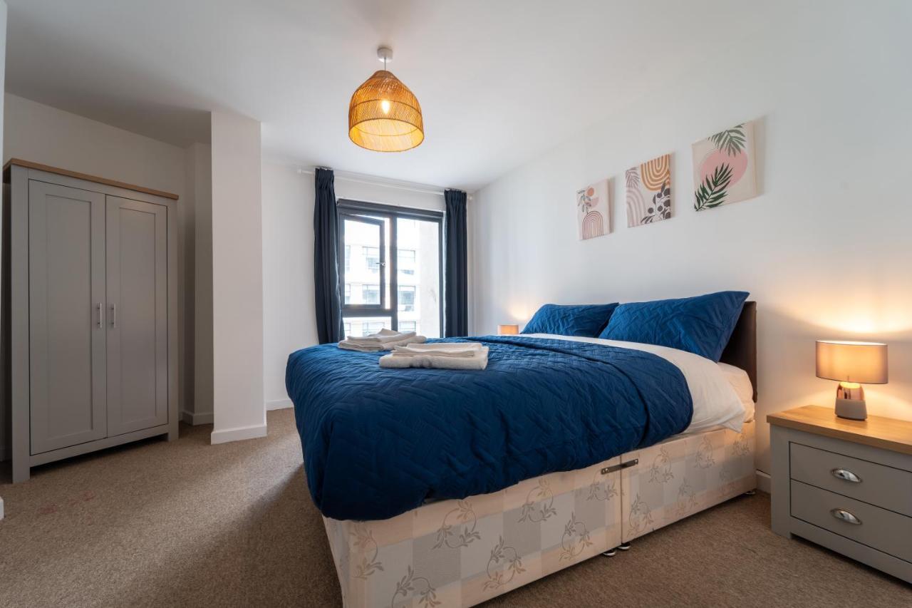 Spacious Apartment In Woking Town Centre Eksteriør billede