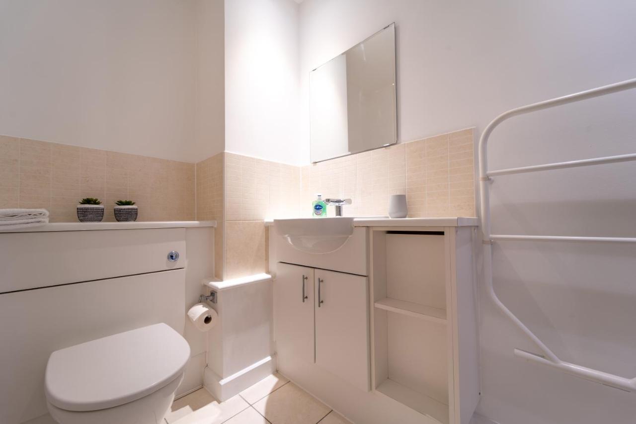Spacious Apartment In Woking Town Centre Eksteriør billede