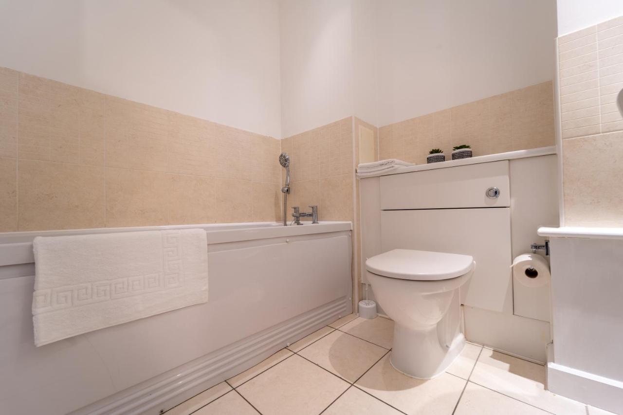 Spacious Apartment In Woking Town Centre Eksteriør billede