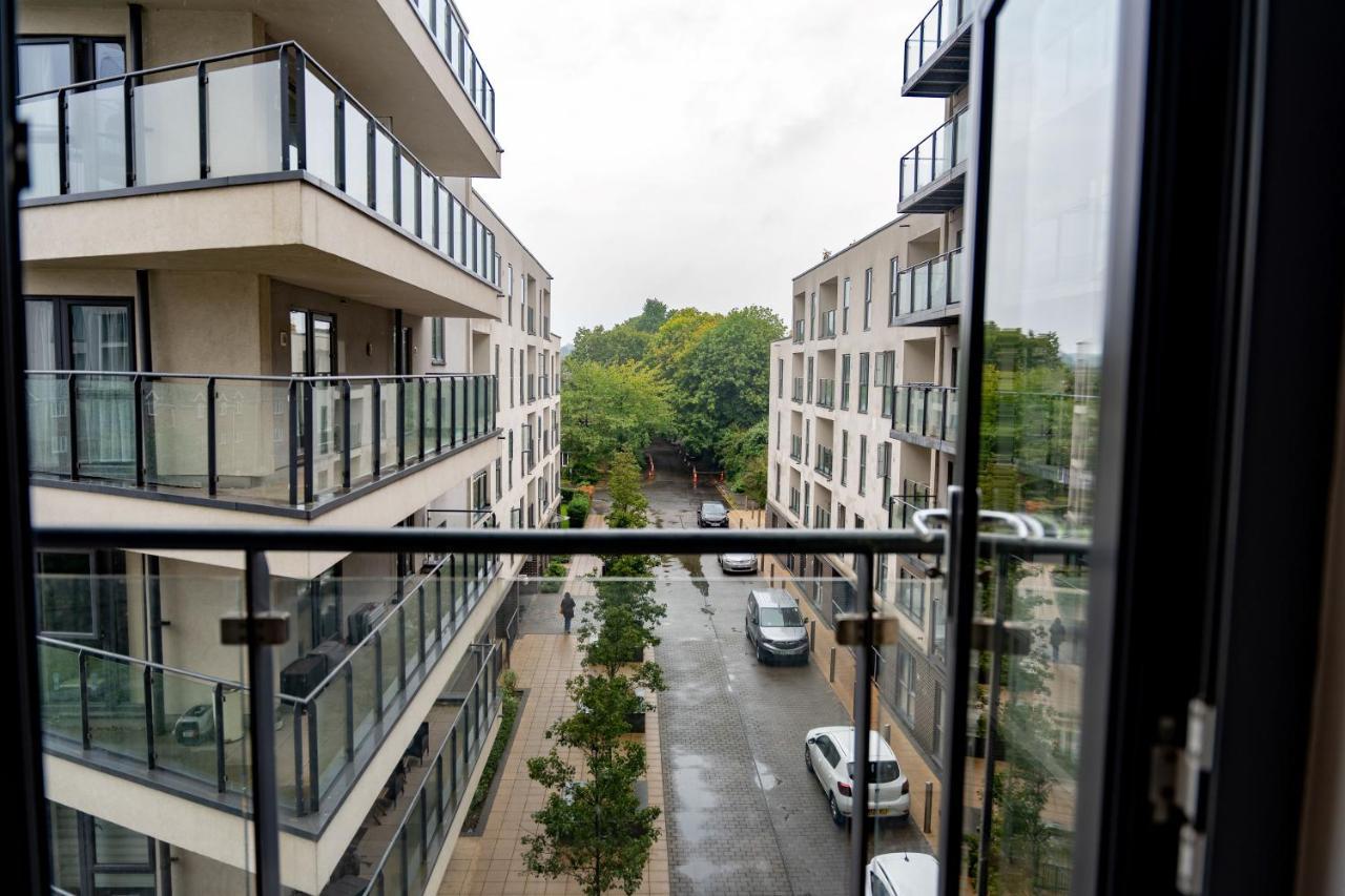 Spacious Apartment In Woking Town Centre Eksteriør billede
