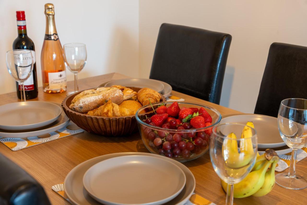 Spacious Apartment In Woking Town Centre Eksteriør billede