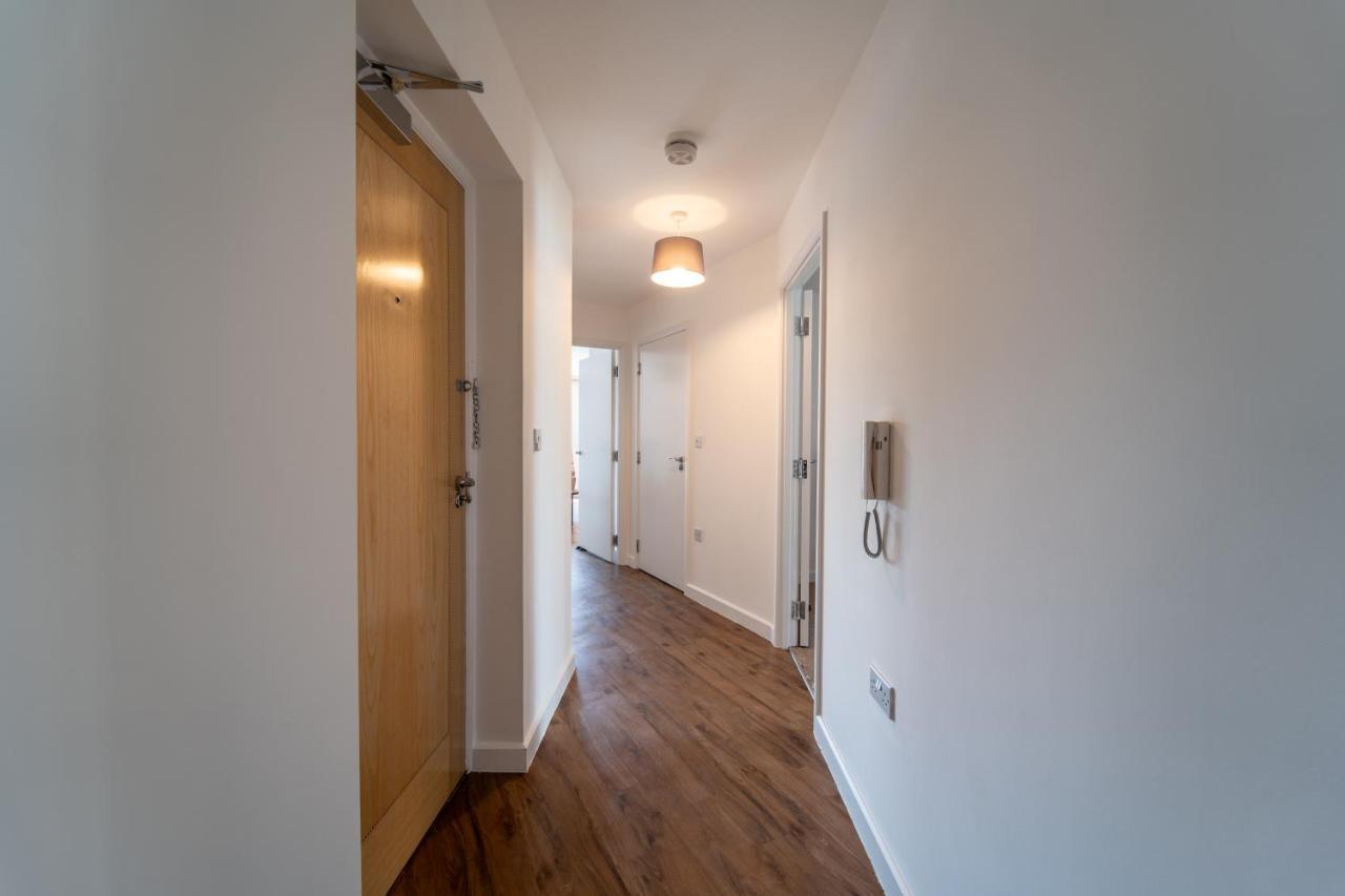 Spacious Apartment In Woking Town Centre Eksteriør billede