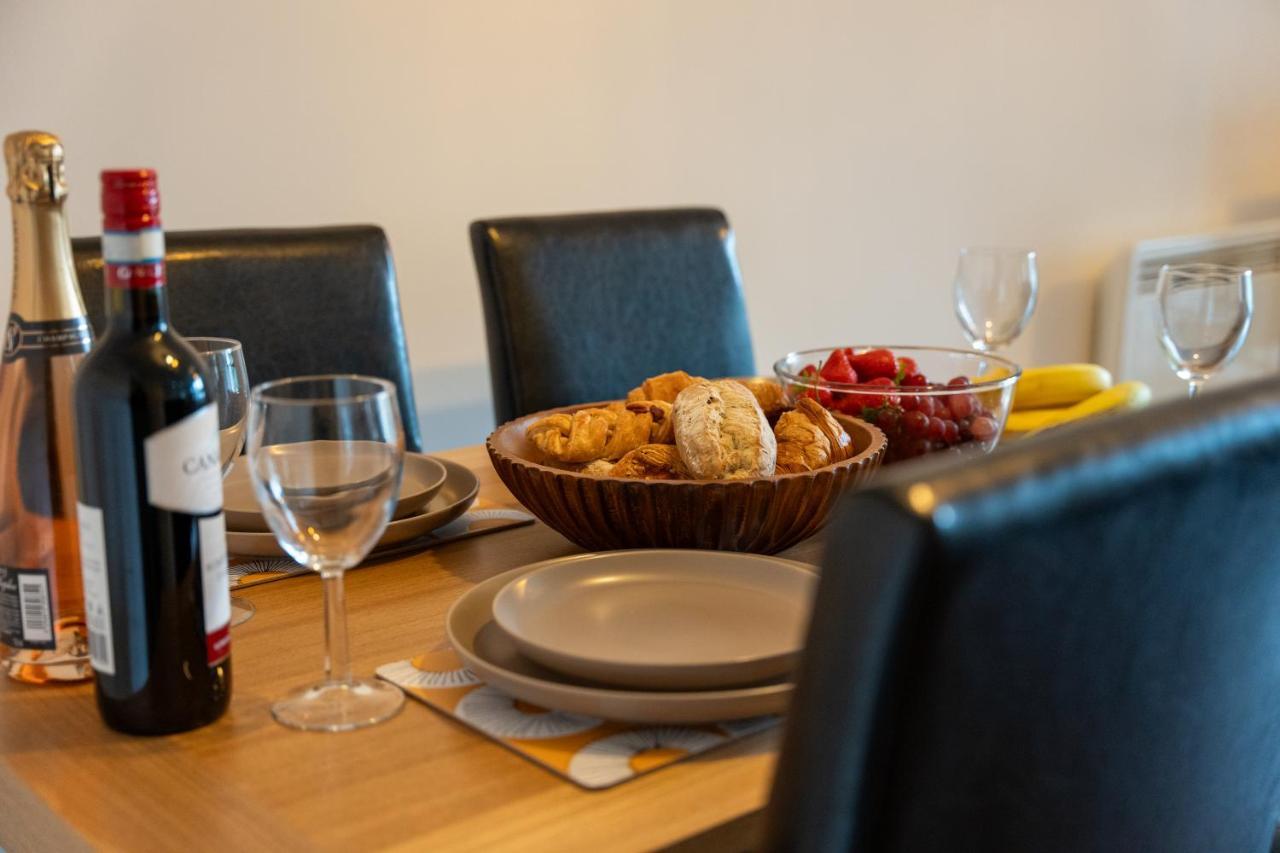Spacious Apartment In Woking Town Centre Eksteriør billede