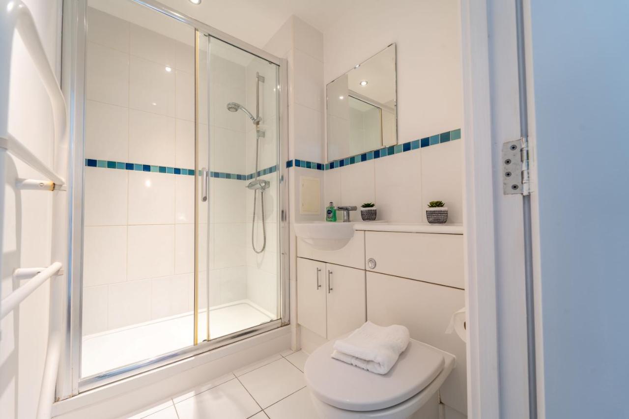 Spacious Apartment In Woking Town Centre Eksteriør billede